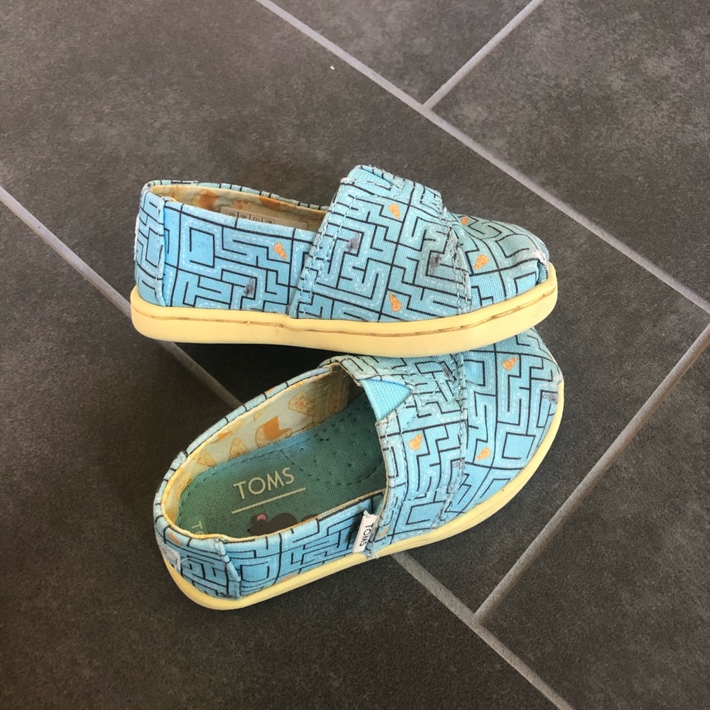 TOMS toddler shoes, size T6